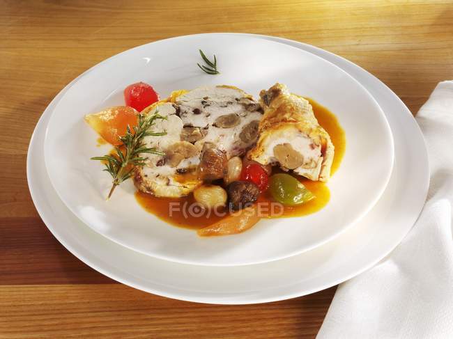Closeup view of stuffed poulard with vegetables and rosemary — Stock Photo