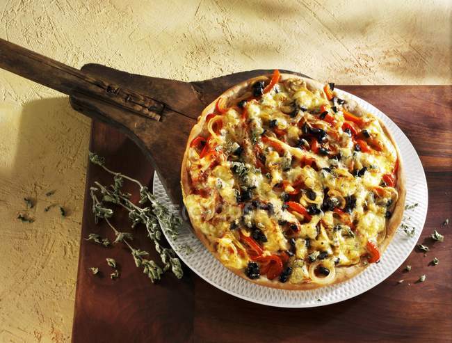 Pizza de salerno com azeitonas e cebolas — Fotografia de Stock