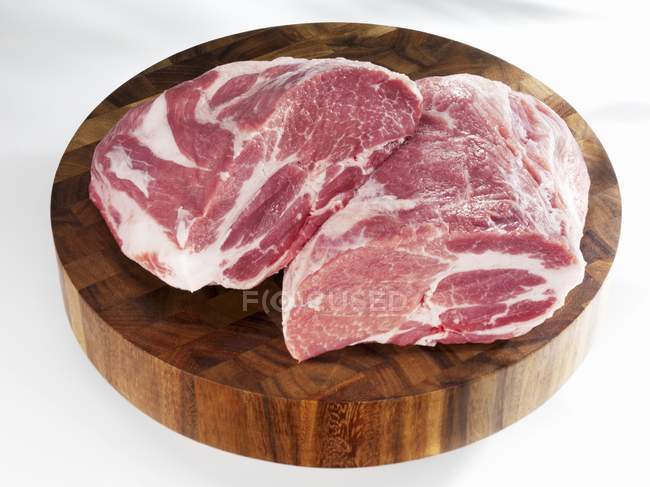 Morceaux bruts de cou de porc — Photo de stock