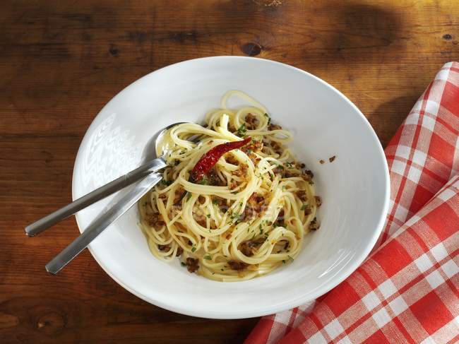 Spaghetti with chillies in plate — Stock Photo