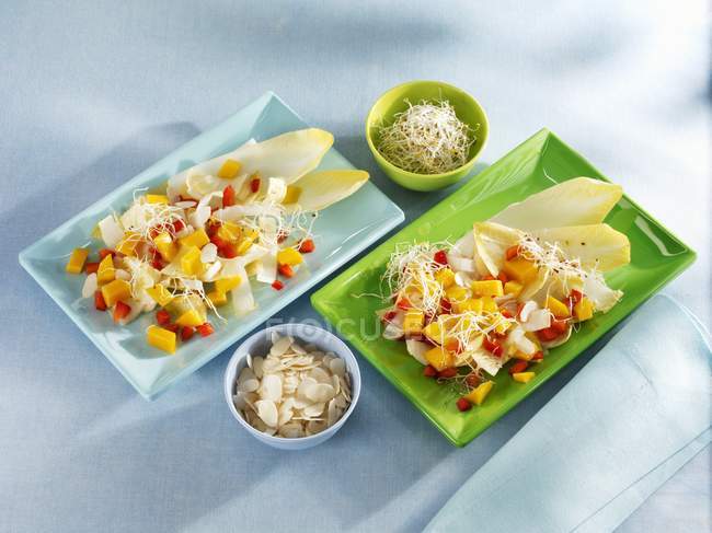 Салат з чікорі та манго — стокове фото