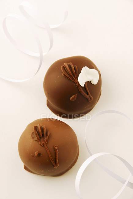 Chocolats sur table avec rubans — Photo de stock