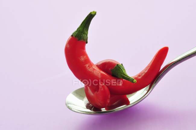 Peperoncini rossi su cucchiaio — Foto stock