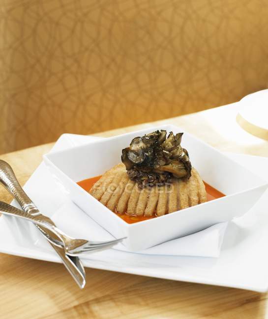 Primo piano vista del pattino fritto in salsa di peperoncino condito con funghi — Foto stock