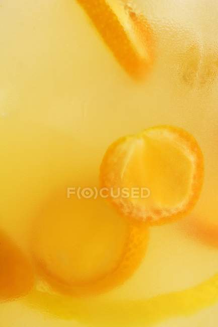 Cóctel con kumquats y cubitos de hielo - foto de stock