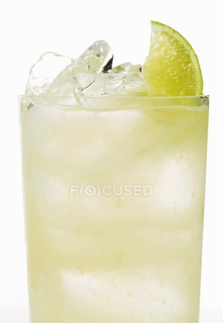 Wodka-Cocktail mit Limettengarnitur — Stockfoto