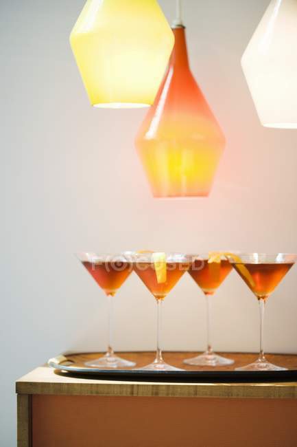 Klassische Cocktails mit Orangenschalen — Stockfoto