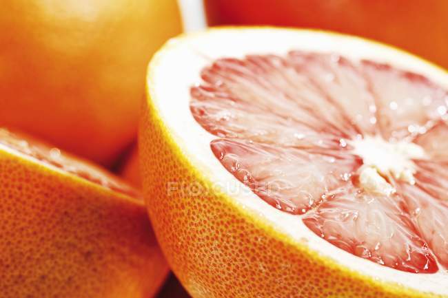 Frische halbierte Grapefruits — Stockfoto