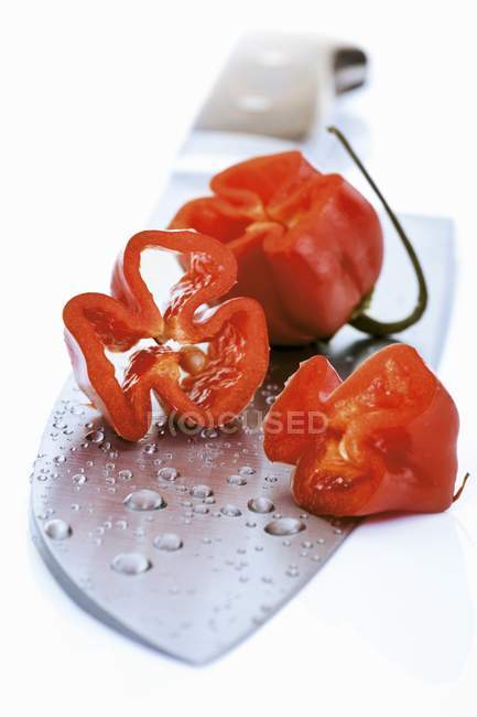 Pezzi di peperoncino habanero parzialmente tagliati — Foto stock