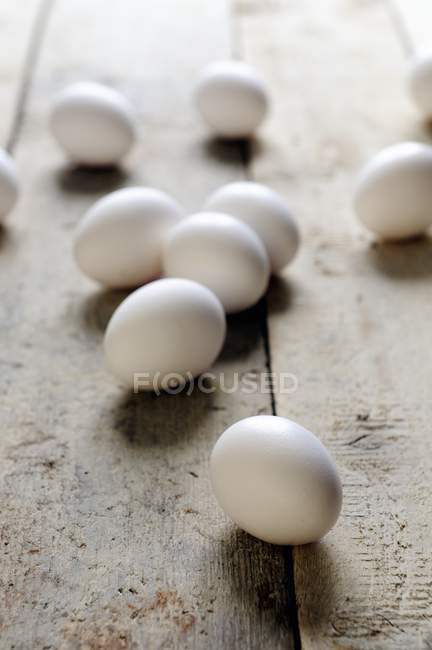 Белые яйца на поверхности — стоковое фото