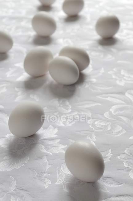 Uova bianche su tessuto — Foto stock