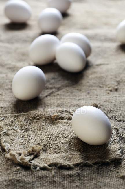 Weiße Eier auf Jute — Stockfoto