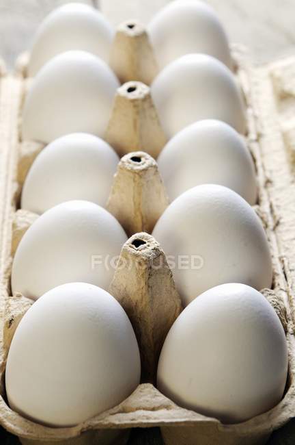 Десять белых яиц — стоковое фото