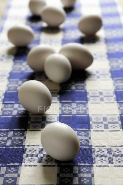 Uova bianche su asciugamano — Foto stock