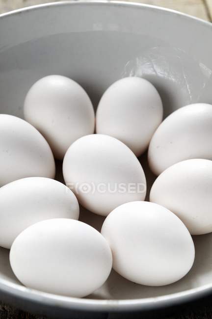 Schüssel mit weißen Eiern — Stockfoto