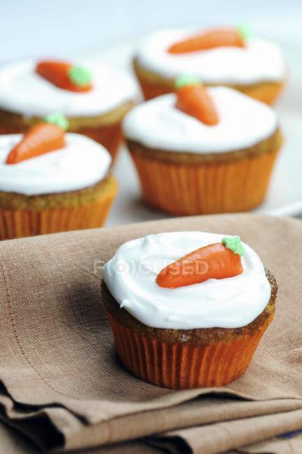 Carrot cupcakes topped with cream cheese — Stock Photo