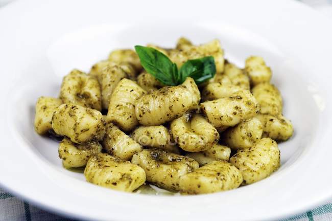Nahaufnahme von Gnocchi mit Basilikum-Pesto in weißer Schüssel — Stockfoto
