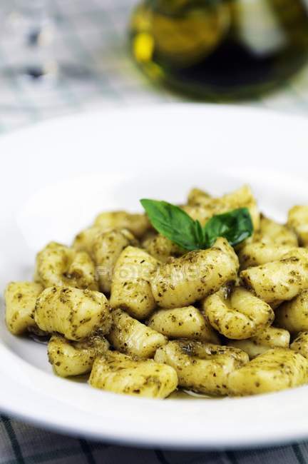 Nahaufnahme von Gnocchi mit Basilikum-Pesto — Stockfoto