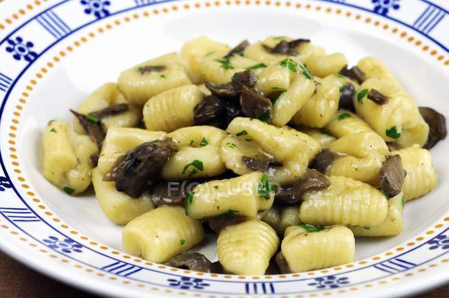 Vista close-up de Gnocchi com molho de cogumelos Porcini — Fotografia de Stock