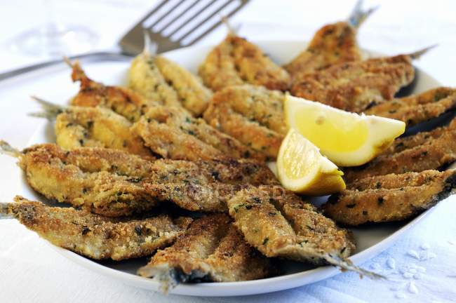 Sardine fritte con erbe — Foto stock