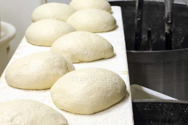 Хлебное тесто в пекарне — стоковое фото