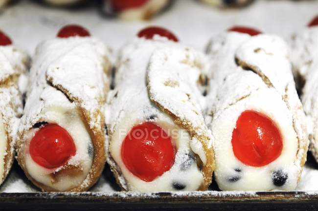 Closeup view of Sicilian Cannoli with creamy ricotta cheese and icing sugar — Stock Photo