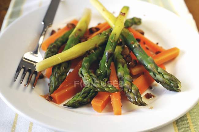Espargos com cenouras no prato — Fotografia de Stock
