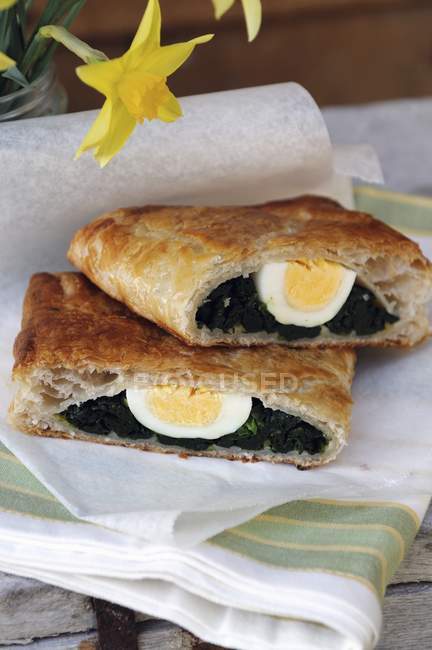 Spinach strudel with eggs — Stock Photo