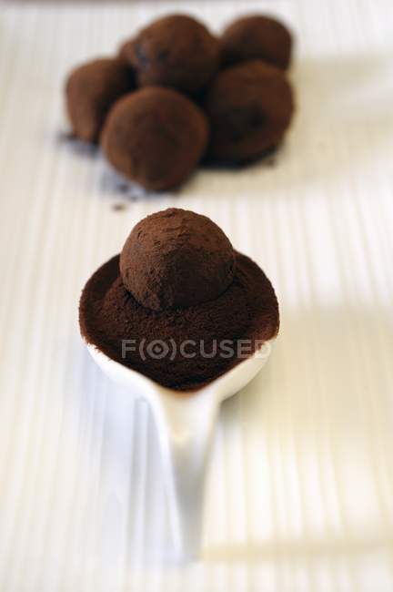Trufas de chocolate hechas a mano - foto de stock