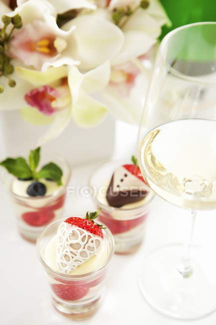 Jalea de champán con fresas - foto de stock