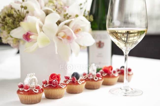 Cupcakes placed in row on table — Stock Photo