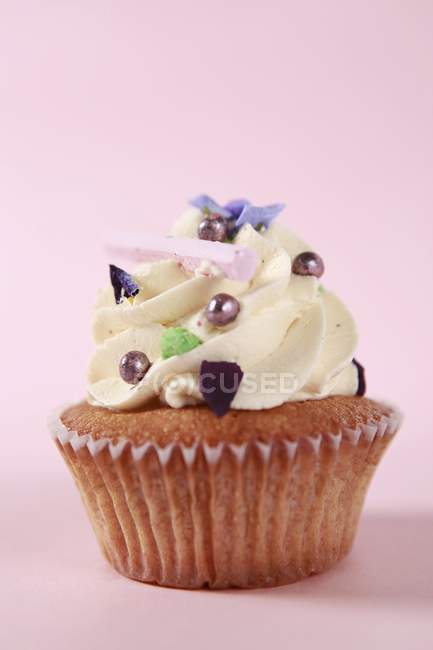 Vanilla cupcake with sugar balls — Stock Photo