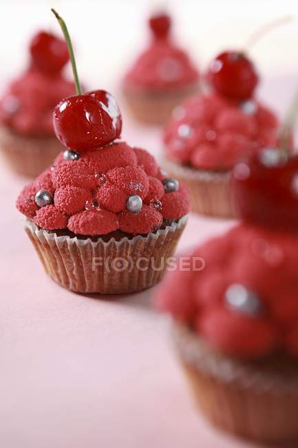 Cupcakes with cherry flavors — Stock Photo