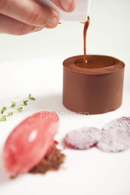 Pastel de chocolate lleno de chocolate caliente - foto de stock