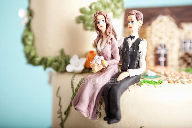 Vista close-up de bolo de casamento com figuras de noiva e noivo — Fotografia de Stock