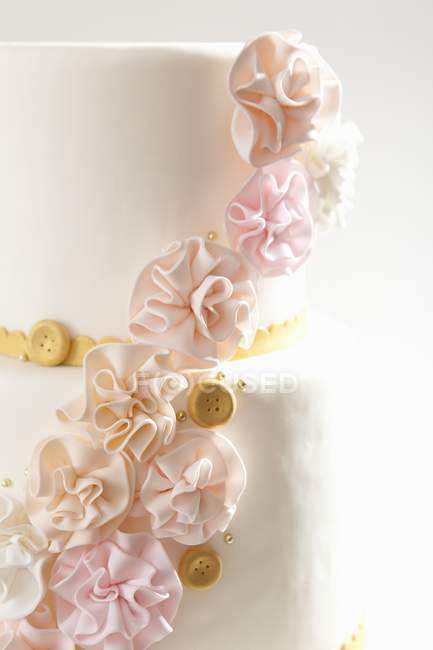 Decorated elegant wedding cake — Stock Photo