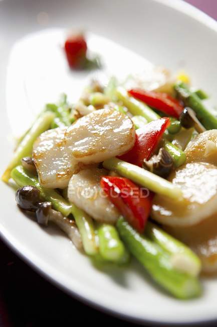 Asparagus fried scallops on white plate — Stock Photo