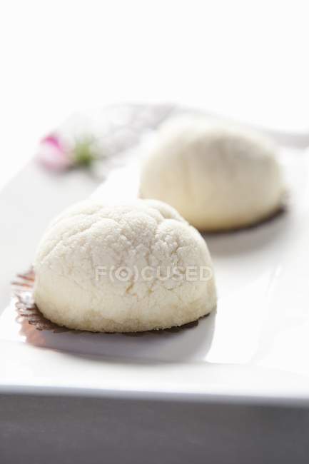 Small cakes with sugar powder — Stock Photo