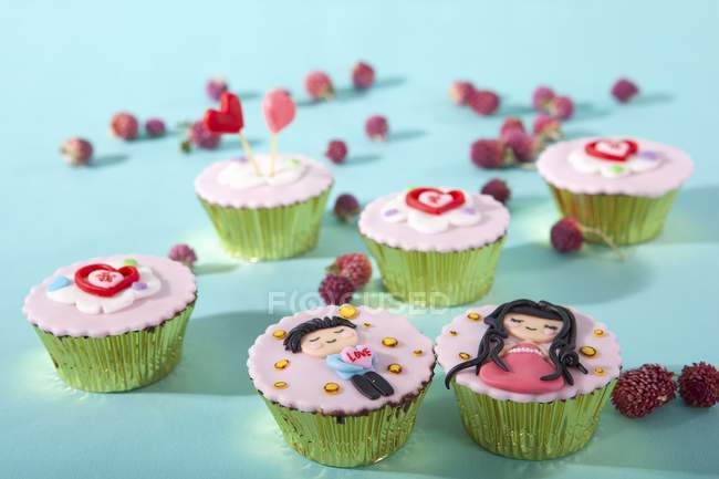 Красочные кексы, украшенные на день святого Валентина — стоковое фото