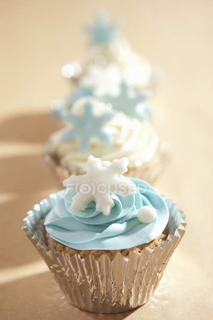 Cupcakes de fête avec des décorations sur la surface — Photo de stock
