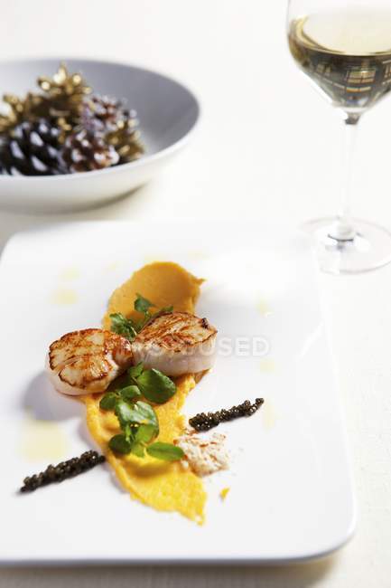 Primo piano vista di gamberi fritti con caviale, salsa ed erbe aromatiche — Foto stock