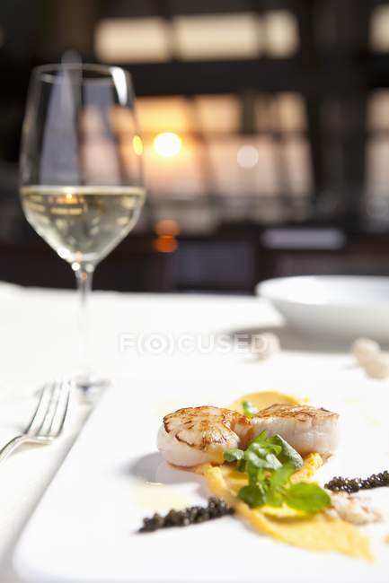 Vue rapprochée des crevettes frites avec sauce, herbes et caviar — Photo de stock