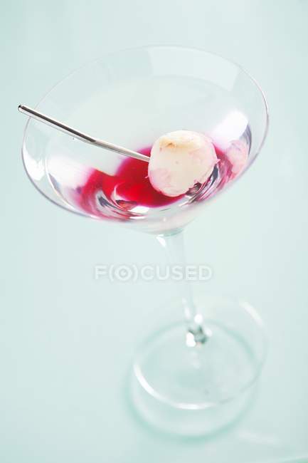 Vista de primer plano de cóctel de frutas en vaso - foto de stock