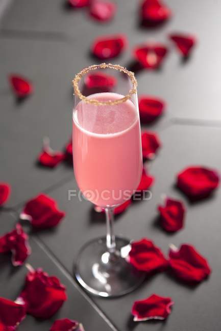Крупним планом подання Rosa коктейль з цукром облямівкою — стокове фото