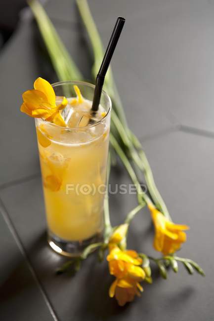 Vista de perto do cocktail gelado Lanjito com flores amarelas — Fotografia de Stock