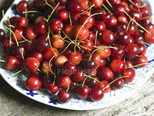 Piatto di ciliegie fresche — Foto stock