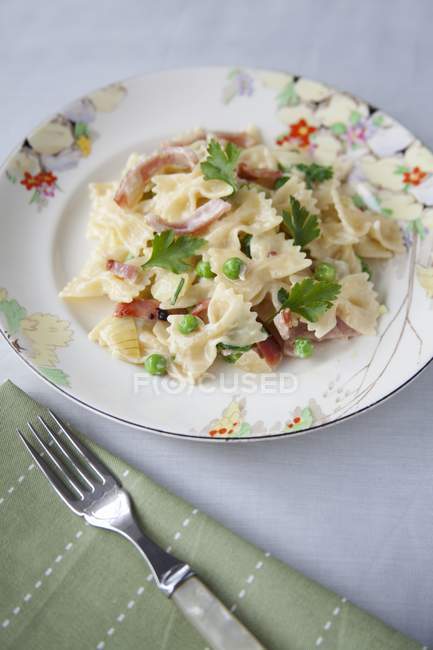 Farfalle pasta with bacon — Stock Photo