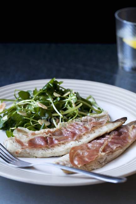 Mackerel with bacon and salad — Stock Photo