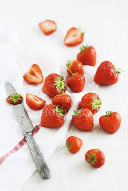 Strawberries on tea towel — Stock Photo
