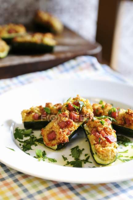 Zucchine ripiene sul piatto — Foto stock